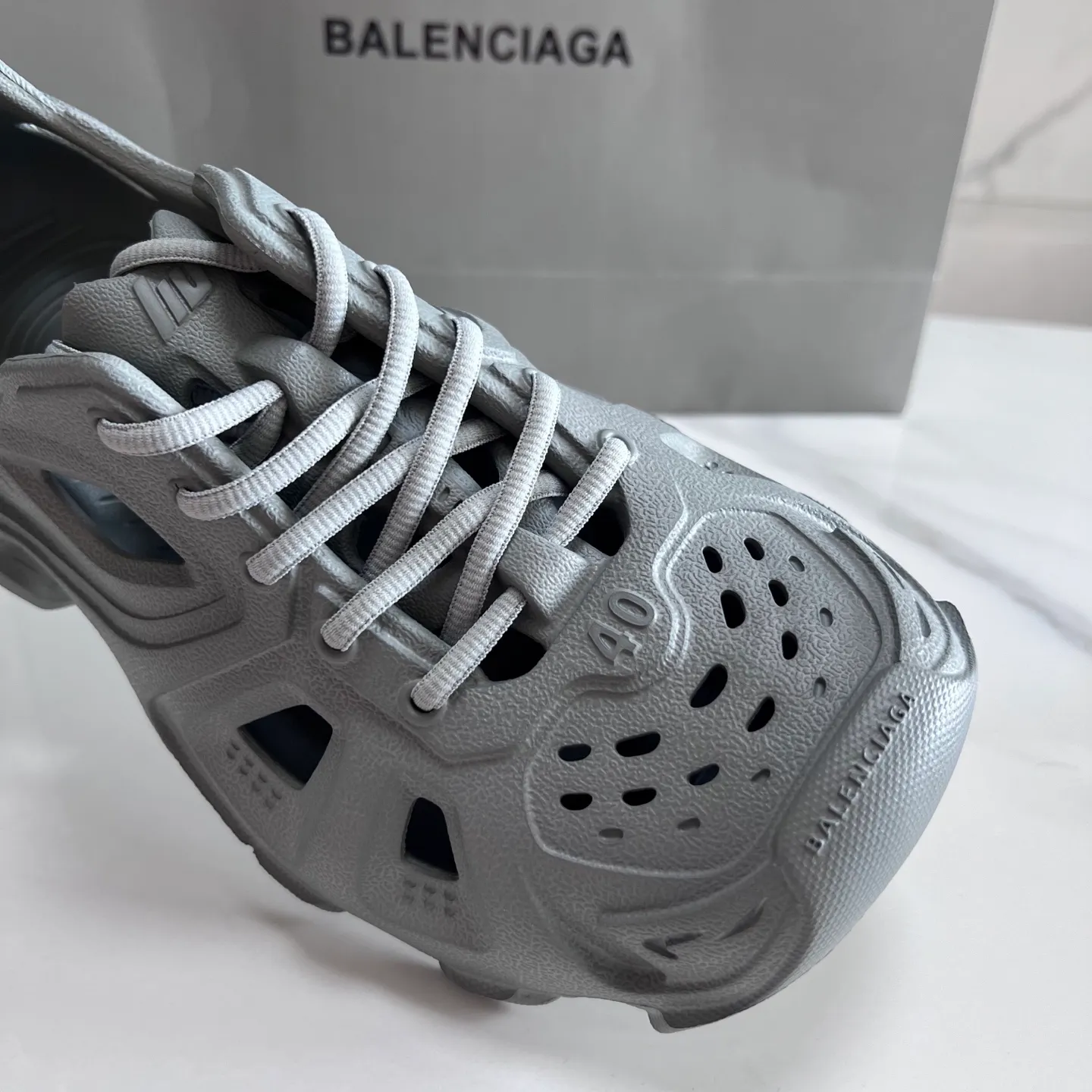👟👟Ex-factory price 380👟👟 Balenciaga must-have beach shoes for summer. Men's and women's shoes are made of ultra-light 95% (injection molding) EVA plastic, 5% foam plastic foam cushioning material#Ultra-lightweight one-piece foam shoe mold❗New summer product, French high-end luxury brand - Balenciaga BALENCIAGA 3XL Rubber Low Top Sneakers 3XL version series summer beach wading versatile trendy lace-up casual sports hole sandals. Size: 35-46